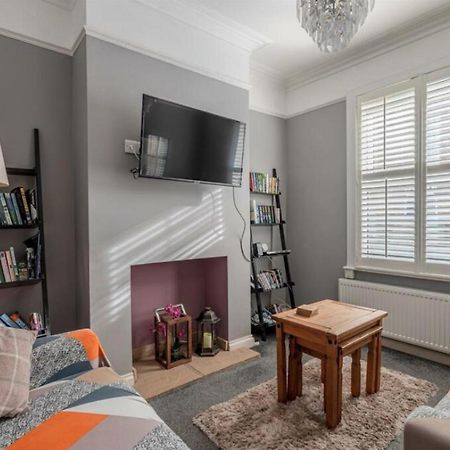 Entire 2-Bedroom House With Garden ヨーク エクステリア 写真