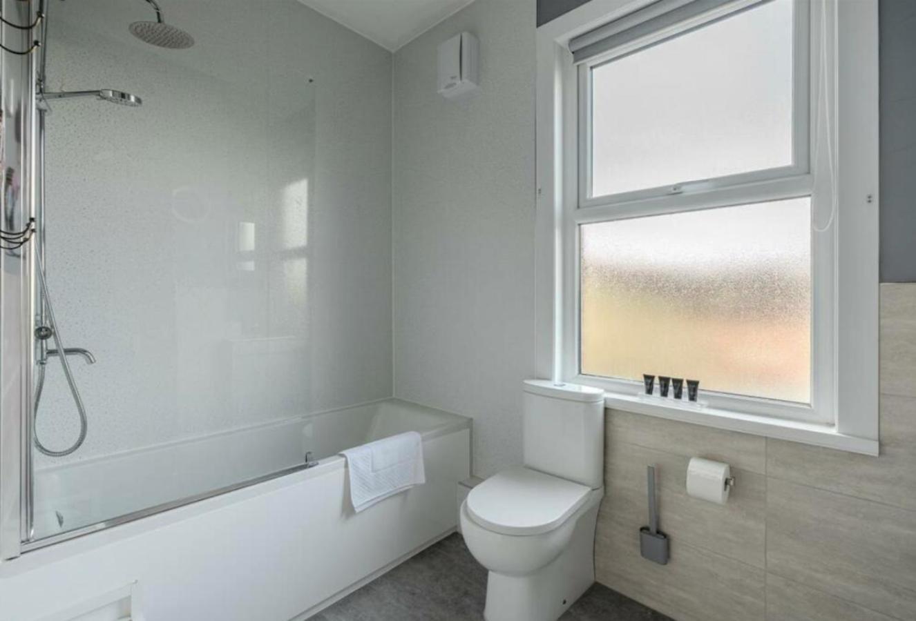 Entire 2-Bedroom House With Garden ヨーク エクステリア 写真