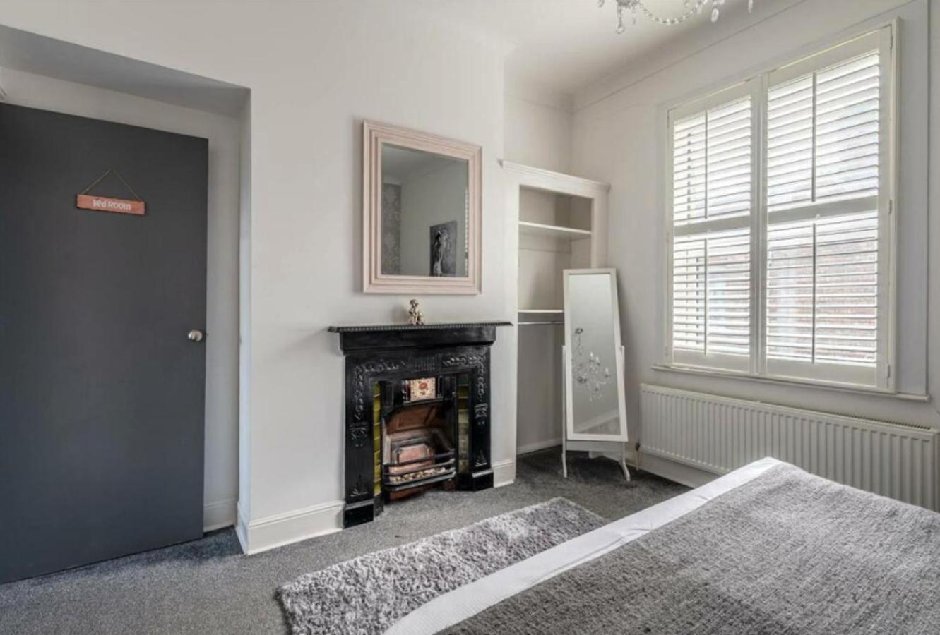 Entire 2-Bedroom House With Garden ヨーク エクステリア 写真