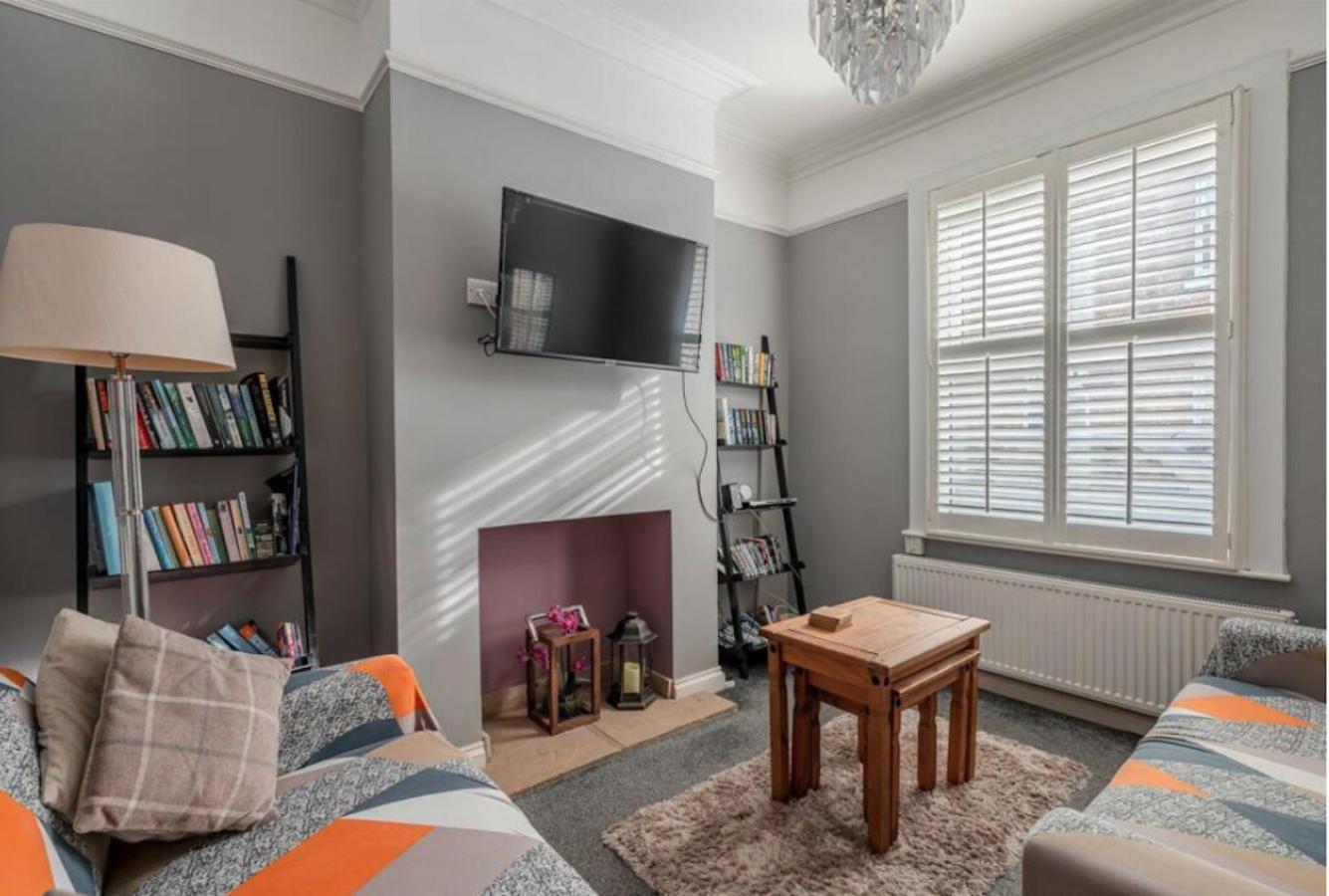 Entire 2-Bedroom House With Garden ヨーク エクステリア 写真