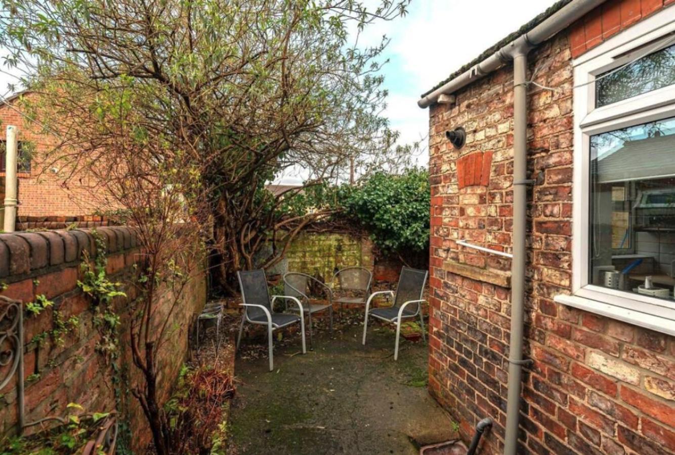 Entire 2-Bedroom House With Garden ヨーク エクステリア 写真