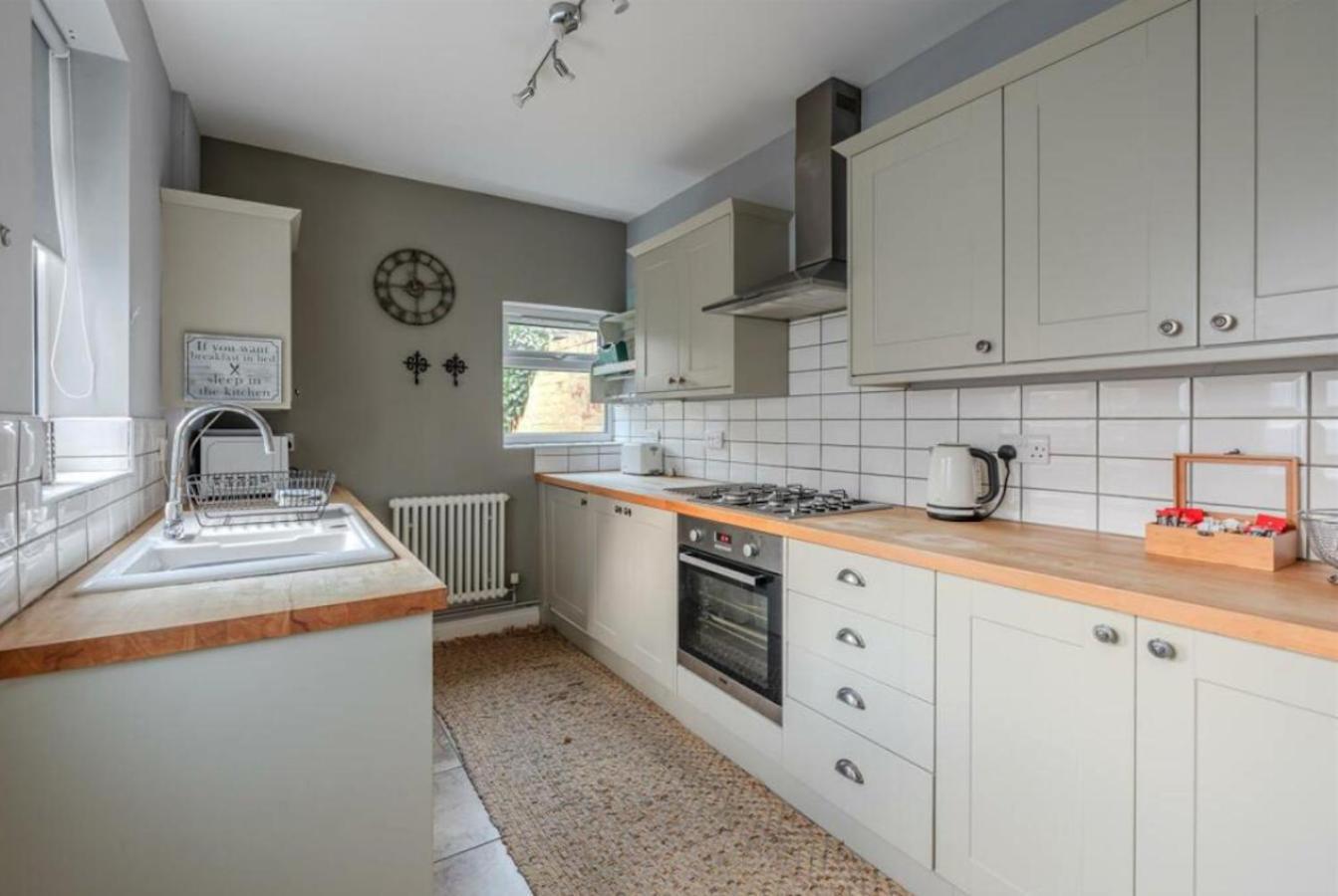Entire 2-Bedroom House With Garden ヨーク エクステリア 写真