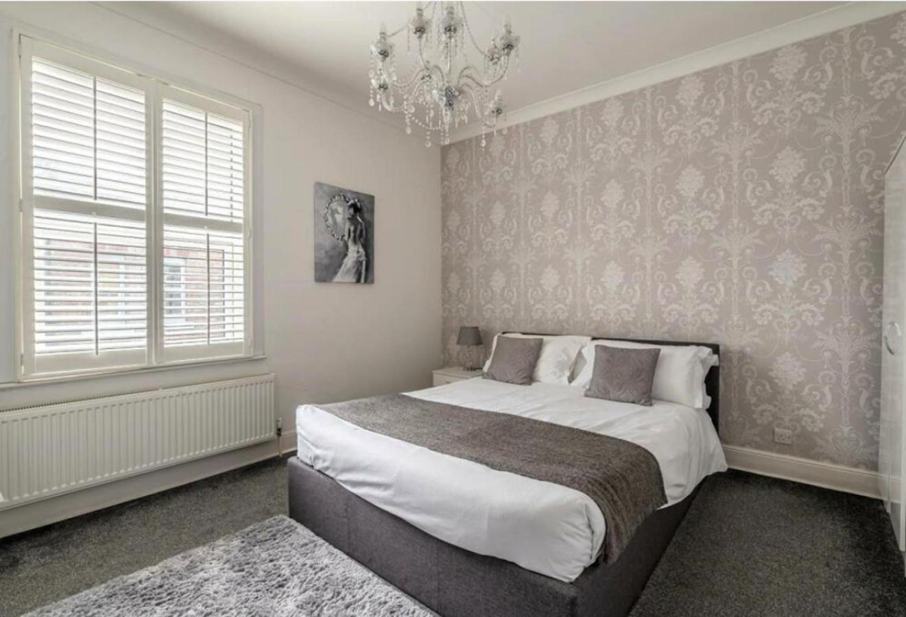 Entire 2-Bedroom House With Garden ヨーク エクステリア 写真